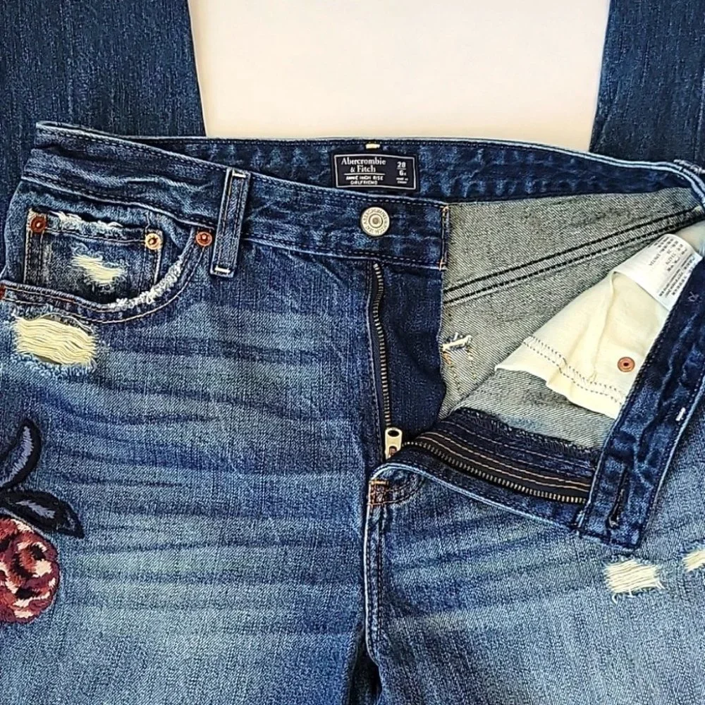 A&F Annie Hi Rise Girlfriend Distressed Ankle Jean w/ Embroidery Size 28/6